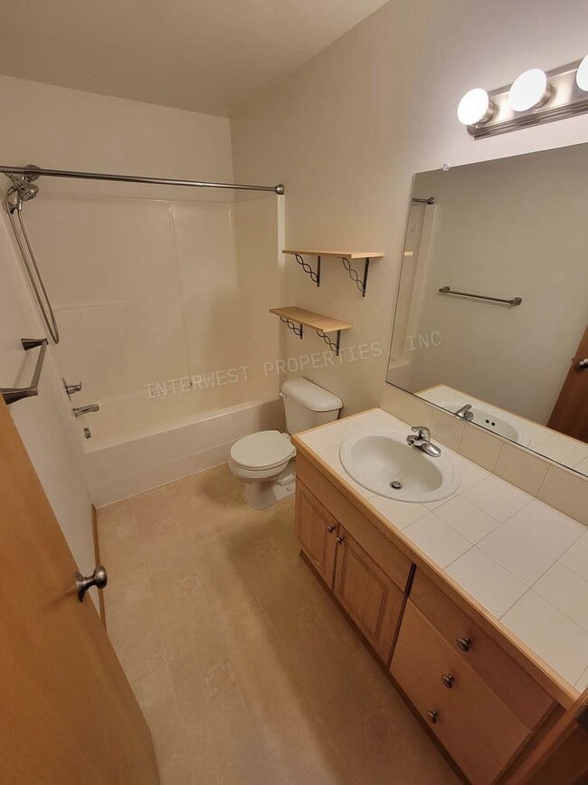 Building Photo - *1ST MONTH'S RENT FREE PROMO* Large 3 Bed 2.5Ba Vancouver Beauty W/ Gas Fireplace, Dog Run, Fence...