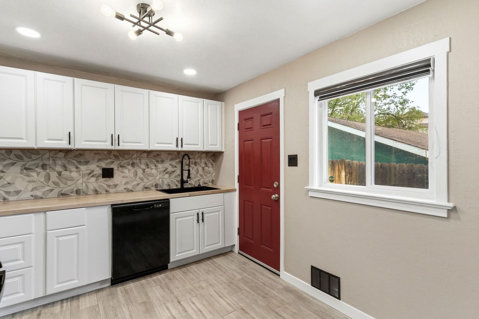 Building Photo - 405 Wilhelmia Ave