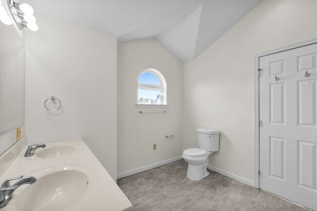 Building Photo - 1332 Adams St