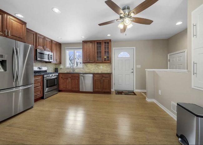 Building Photo - 23959 Springbrook Dr