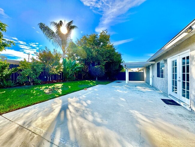 Building Photo - Beautiful, Single-Story, Updated, Private ...