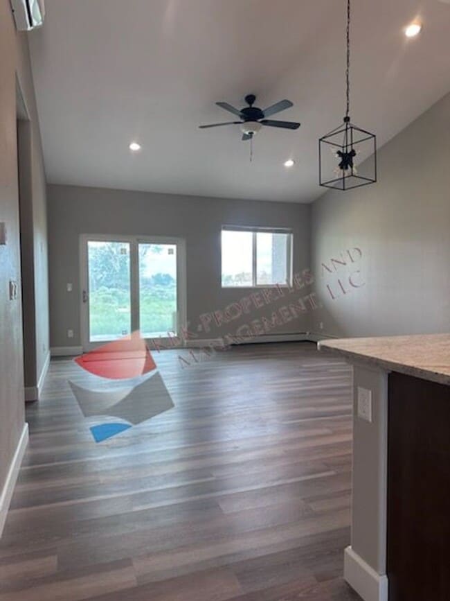 Building Photo - MPH-Maroon Dr