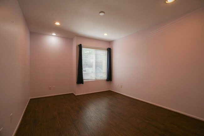 Building Photo - End Unit Townhome with Private Patio