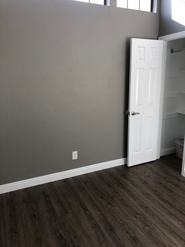 Building Photo - Price reduced!! Luxury 2 Bed 1 Bath Condo w/ ATTACHED GARAGE