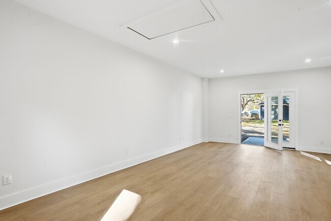 Building Photo - Spacious 3 Bedroom Home with Bonus Suite i...