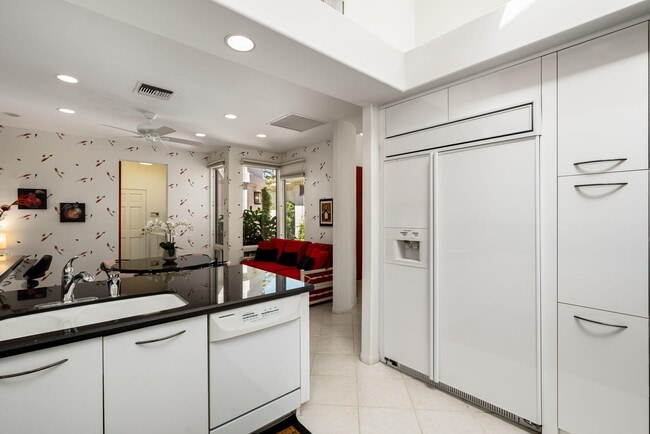 Building Photo - 75395 Riviera Dr