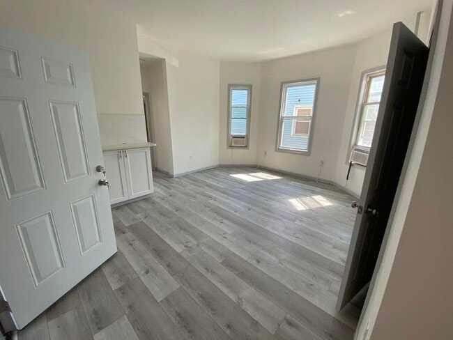 Building Photo - 124 Winfield Ave