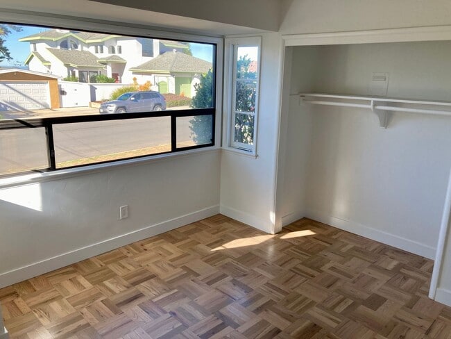 Building Photo - Mid-Century Modern Bay Park Home