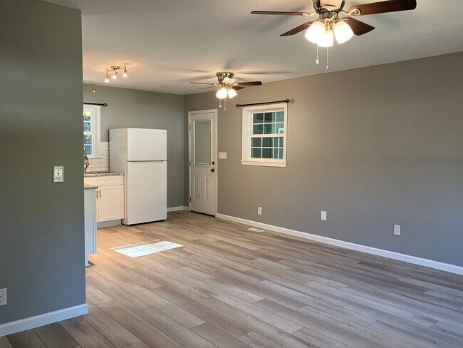 Building Photo - Two Bedroom Ranch in Denver