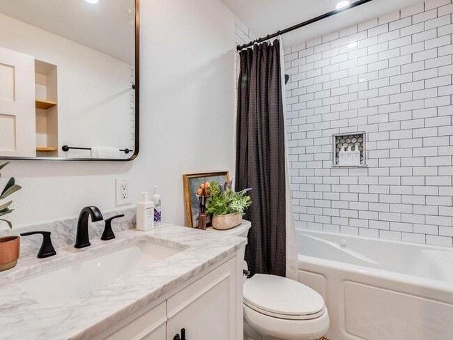 Building Photo - 500 E Riverside Dr