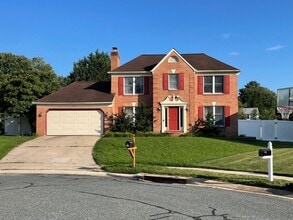 Building Photo - 727 Macphail Ct S