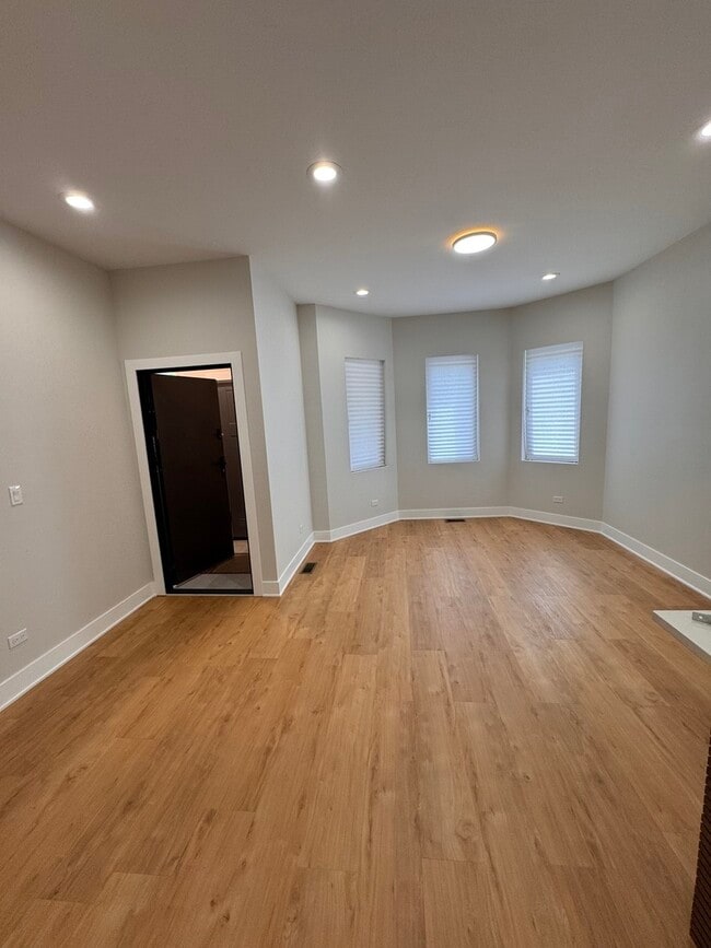 Building Photo - 818 S Karlov Ave