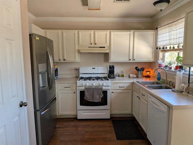 Building Photo - 1800 Twisted Oak Dr