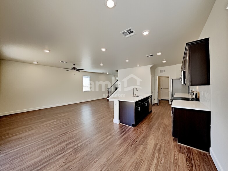 Building Photo - 1910 Macchia Ave