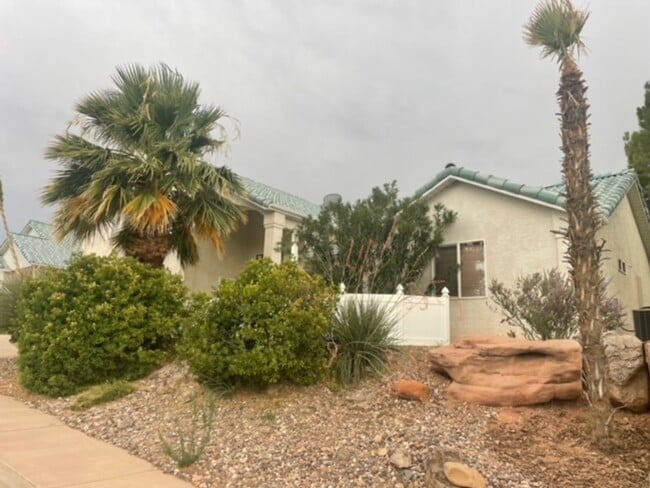 Building Photo - Furnished home available! Landscape maintenance included.