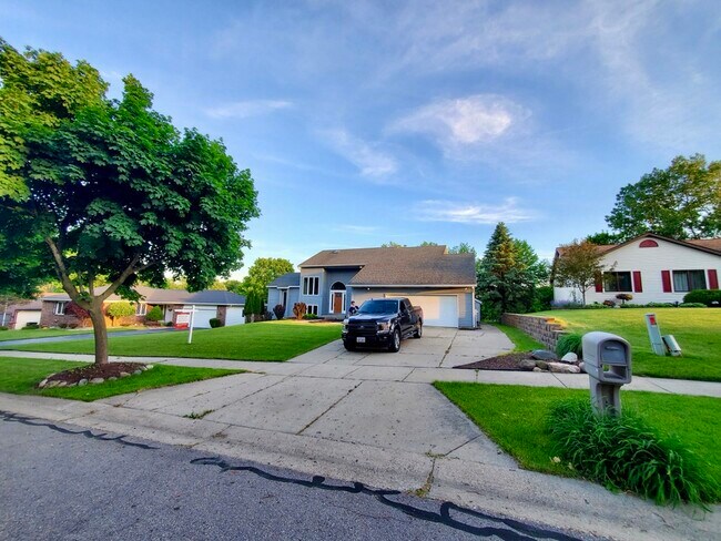 Building Photo - 2630 Glencairin Dr NW