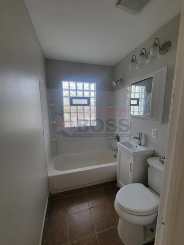 Building Photo - 2010 Vermont St