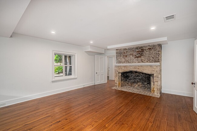 Building Photo - Renovated 2 Bedroom Carriage house off Laf...