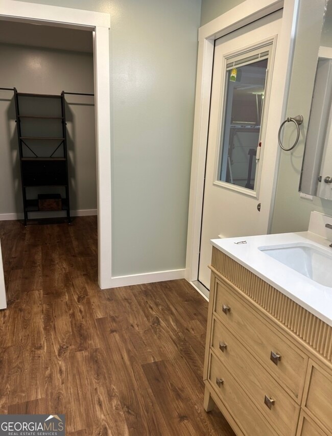 Building Photo - 522 Capri Dr