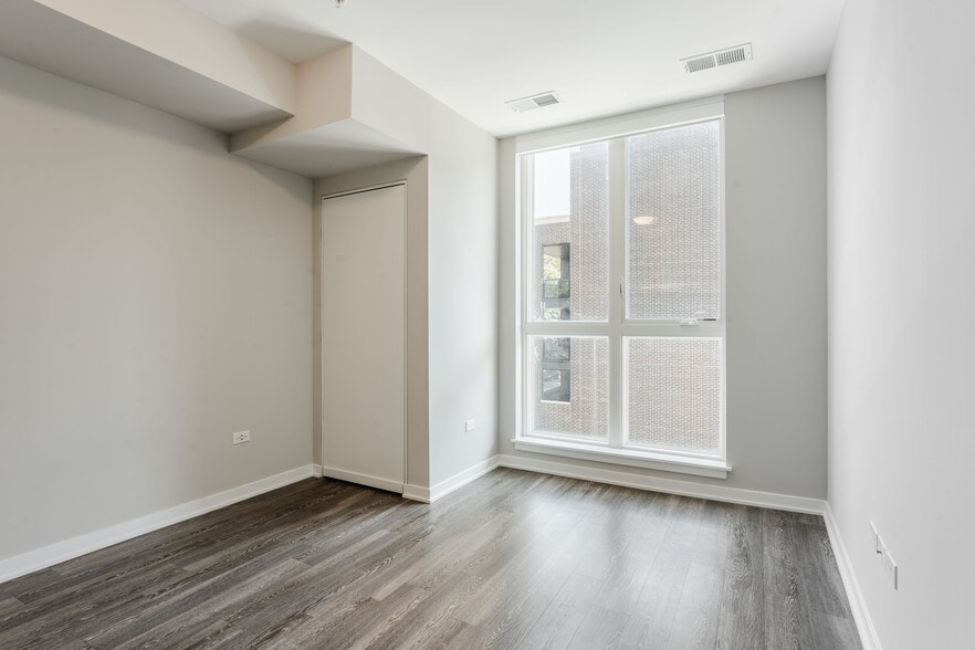 Building Photo - 301 W North Ave