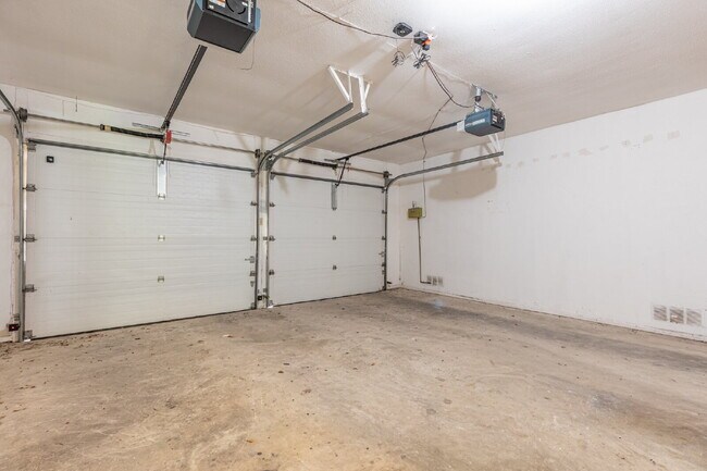 Building Photo - 2331 Bluffridge St
