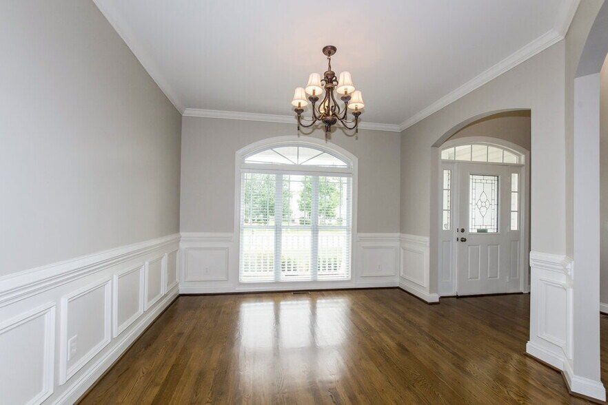 Building Photo - 8638 Castle Cliff Dr