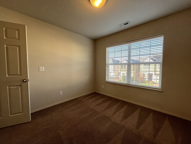 Building Photo - Charming 3-Bed, 3-Bath Home with Bright Ki...