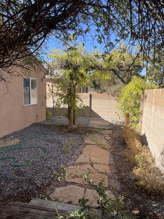 Building Photo - 7312 Villa Clavel NE