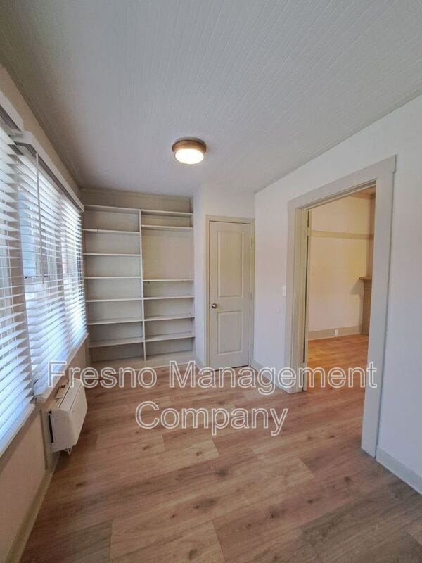 Building Photo - 827 E Dudley Ave