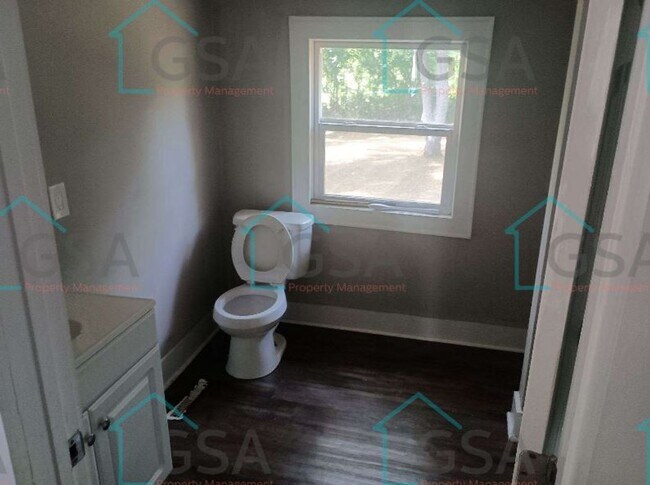 Building Photo - 4 Bedroom 2 Bath House!!