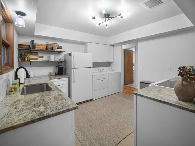 Building Photo - Manito House