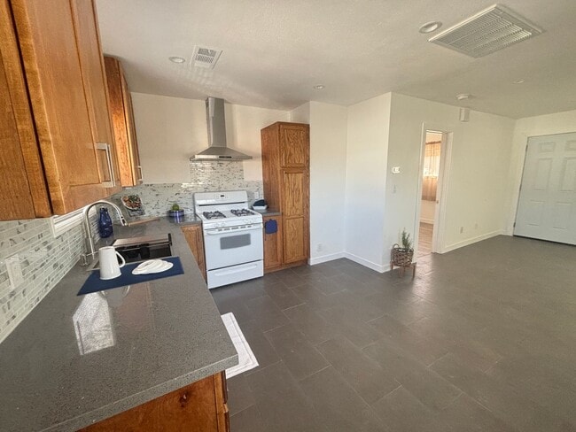 Building Photo - West Lancaster Single Story Detached Triplex