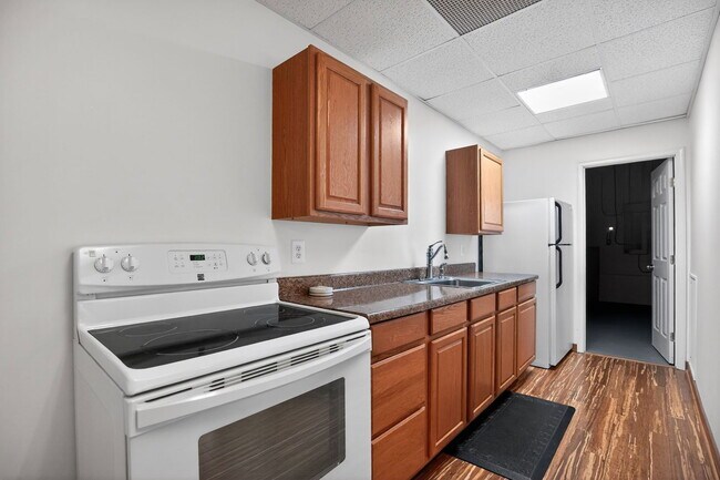 Building Photo - 3523 Hilltop Dr