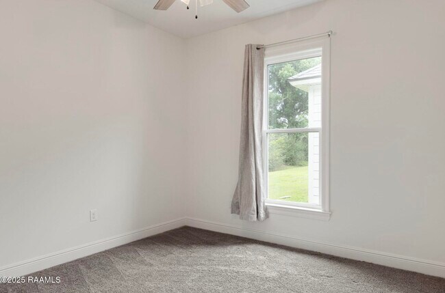 Building Photo - 211 Alpine Dr