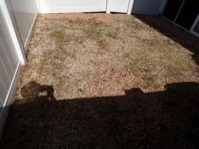 Building Photo - Two Bedroom Two and half Bathrooms Townhome!