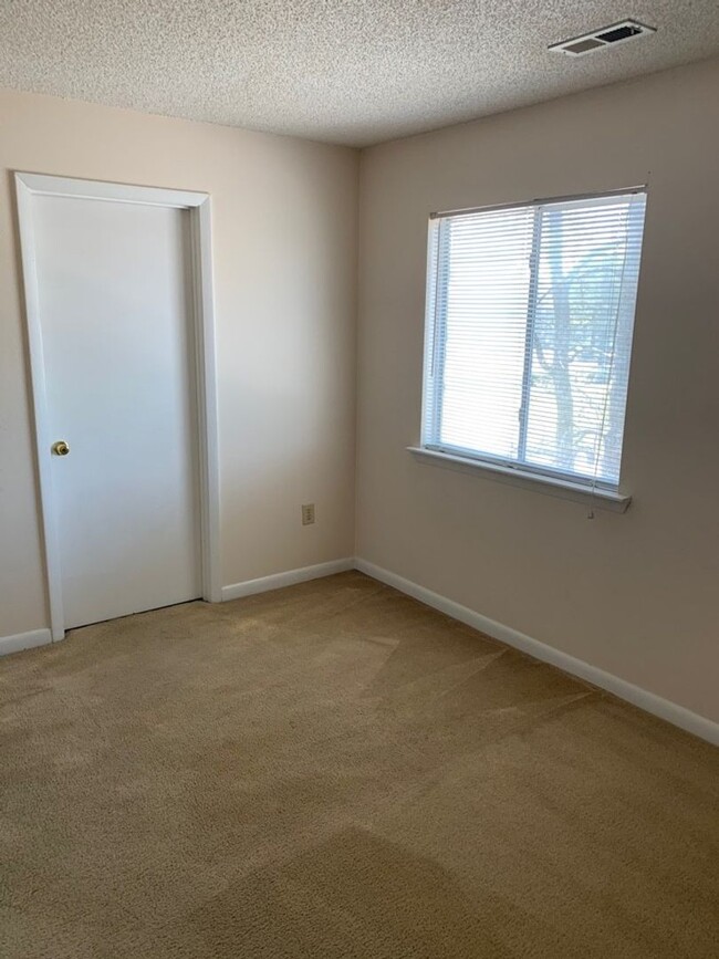 Building Photo - 2 BED 2 BATH UNIT ON 3RD FLOOR IN MYRTLE G...