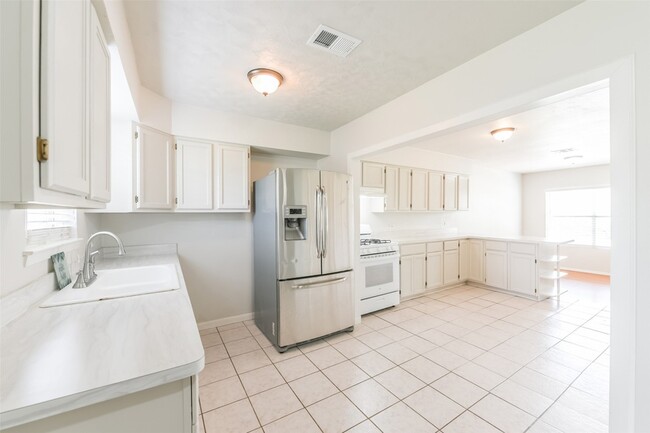 Building Photo - 5514 Vickita Dr