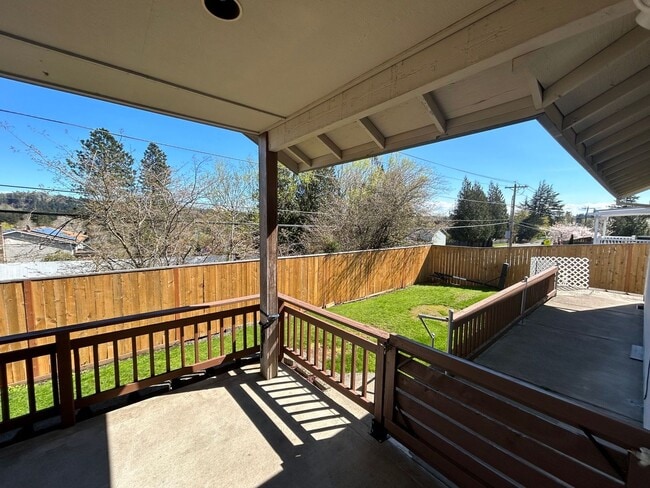 Building Photo - AVAILABLE NOW!! 3bd/2ba FANTASTIC Dead End...