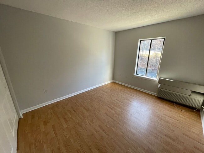 Building Photo - Hamden 2 Bed Condo w/ Dishwasher and Off-S...