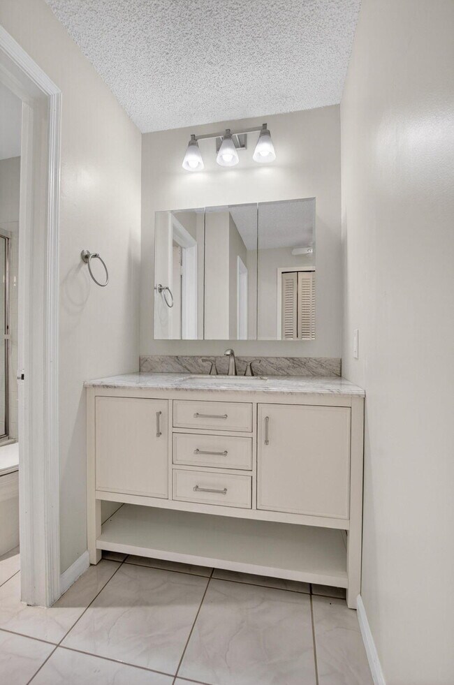 Building Photo - 4944 Equestrian Cir
