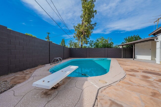 Building Photo - Great home in Tempe with a pool!