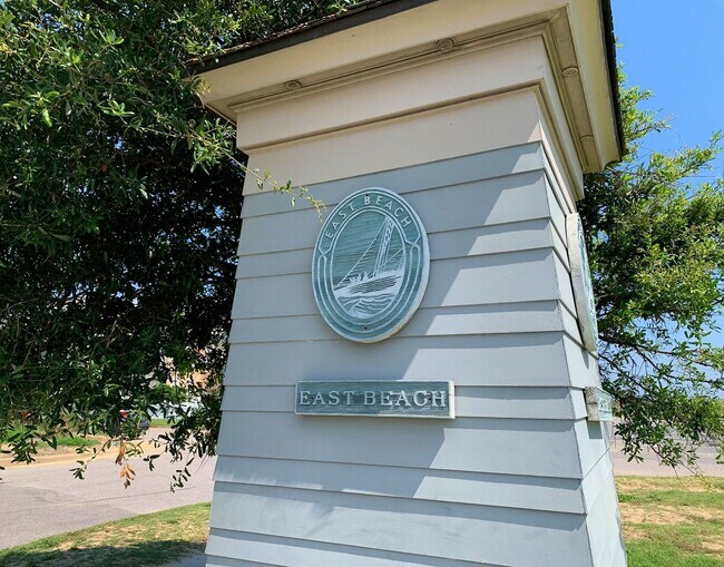 Building Photo - 3-Bedroom Townhome w/Attached Garage! Avai...