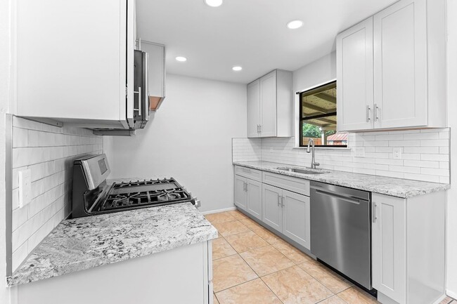 Building Photo - 802 Lawnmont Dr