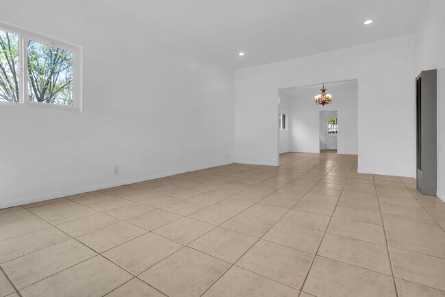 Building Photo - 915 E 91st St