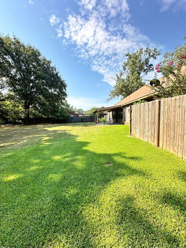 Building Photo - Heart of Benton on just under an acre of lot!