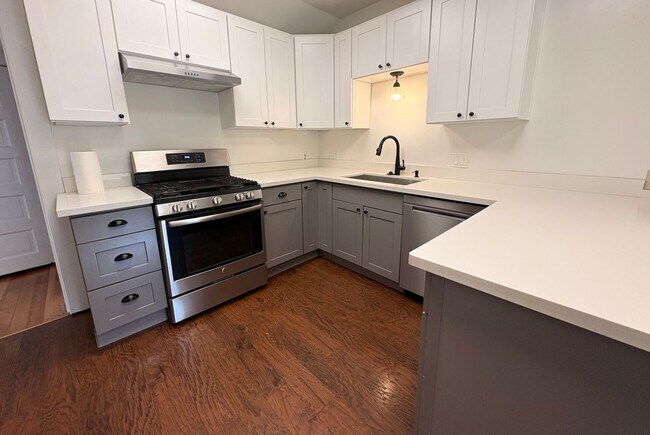 Building Photo - Charming Three Bed West Seattle Vintage Home Near Lincoln Park and Puget Sound!