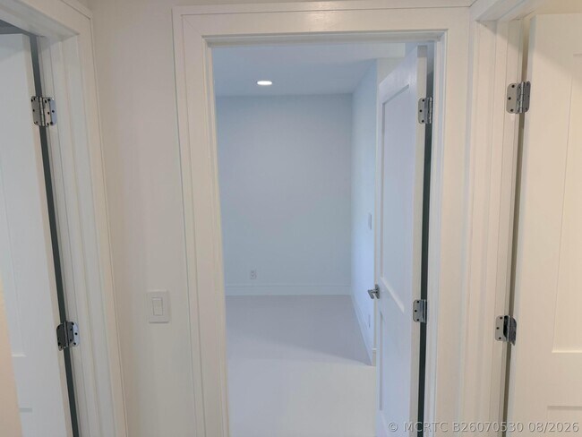 Building Photo - 6439 Bay Club Dr