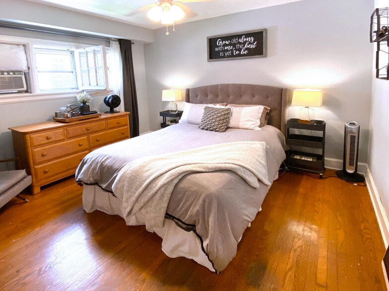 Master bedroom - 3811 N Morris Blvd