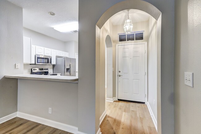 Building Photo - Spacious New Tampa 2 Bedroom, 2.5 Bath Tow...