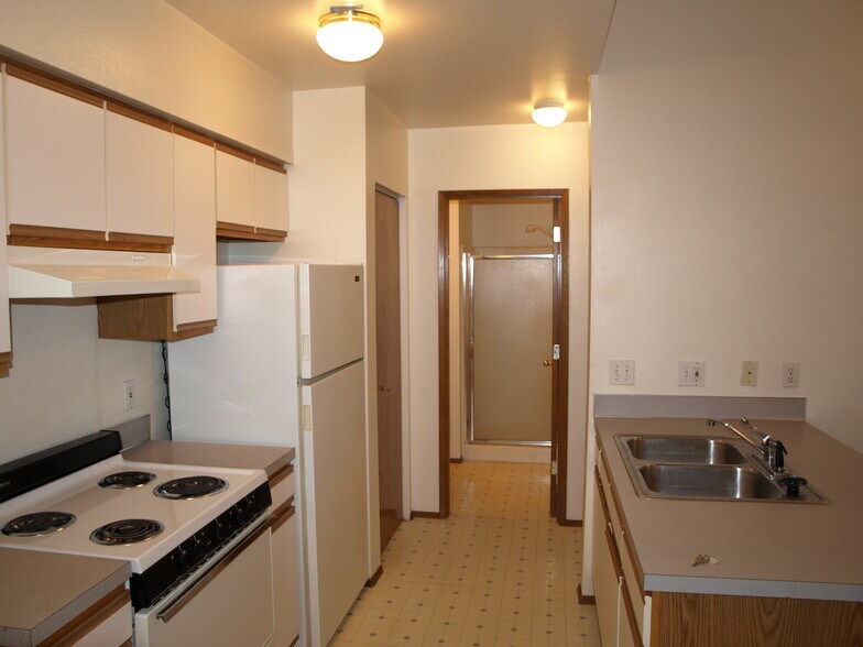 Kitchen - 418 Judson St